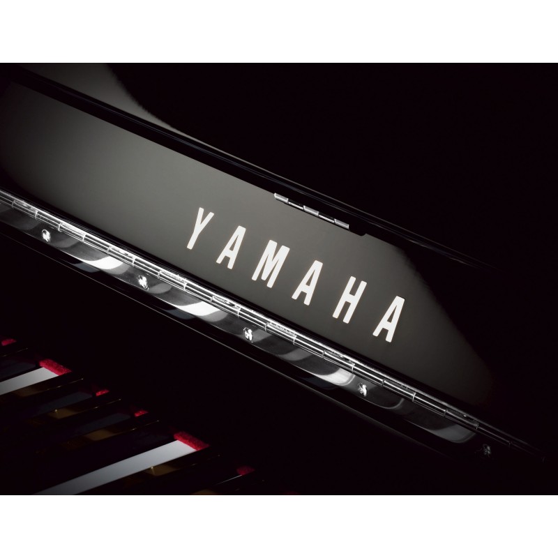 Finition noir et Chrome sur le Piano droit Yamaha B1