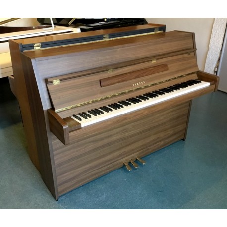 Piano droit occasion YAMAHA C 108 Noyer Satiné