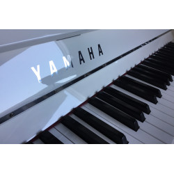 PIANO DROIT YAMAHA P121 121cm Blanc Brillant Chrome