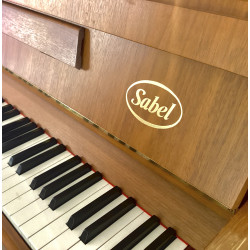 PIANO DROIT SABEL 105 CM NOYER SATINE