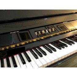 Piano Droit YAMAHA C110 Noir brillant