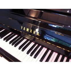 Piano Droit YAMAHA UX10BL 121cm Noir brillant