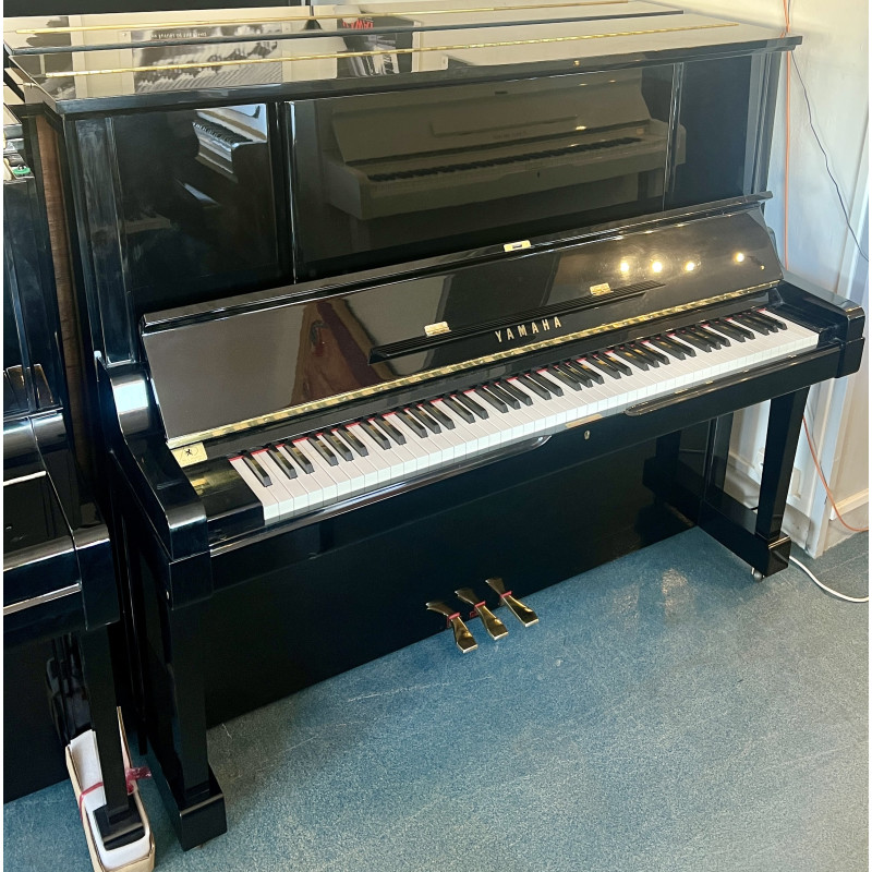 PIANO DROIT YAMAHA UX 3 Noir brillant 131cm PIANO DROIT YAMAHA UX 3 Noir brillant 131cm
