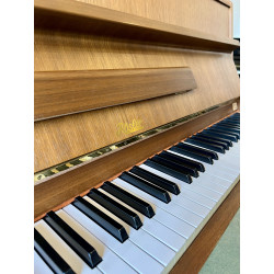 Piano Droit RÖSLER Rigoletto 108 Noyer satiné by PETROF