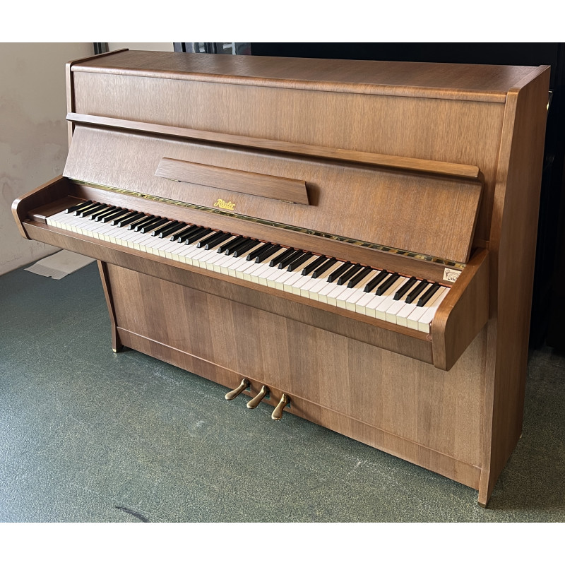 Piano Droit RÖSLER Rigoletto 108 Noyer satiné by PETROF Piano Droit RÖSLER Rigoletto 108 Noyer satiné by PETROF