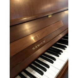 Piano Droit SAMICK S108S finition Noyer satiné