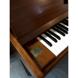 Piano Droit SAMICK S108S finition Noyer satiné