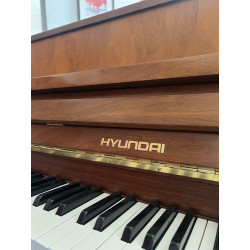 Piano droit HYUNDAI U-810 finition noyer satiné