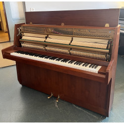 Piano droit HYUNDAI U-810 finition noyer satiné