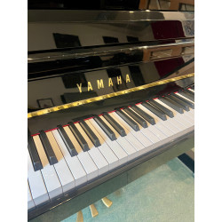 Piano Droit Yamaha E116 Finition Noir Brillant