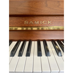 SAMICK S108S Piano Droit finition Noyer satiné
