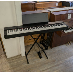 YAMAHA P225 Piano num&eacute;rique portable d'occasion avec stand et p&eacute;dale
