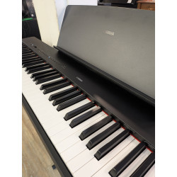 YAMAHA P225 Piano numérique portable d'occasion avec stand et pédale