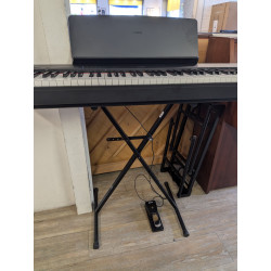 YAMAHA P225 Piano numérique portable d'occasion avec stand et pédale