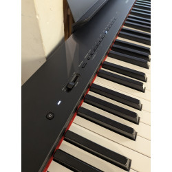 YAMAHA P225 Piano numérique portable d'occasion avec stand et pédale