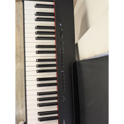 YAMAHA P225 Piano numérique portable d'occasion avec stand et pédale