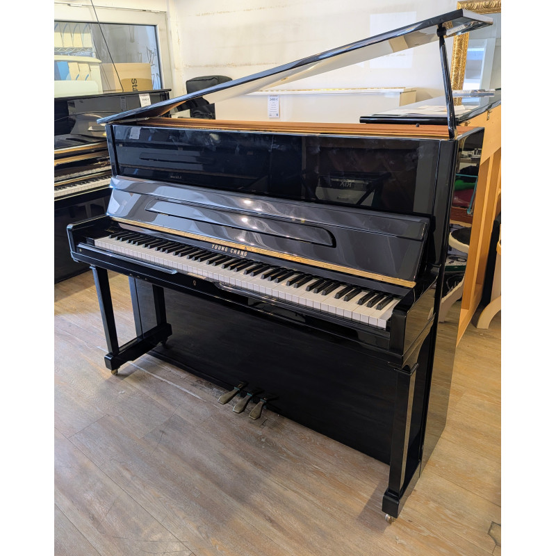 Young Chang E-118 Piano Droit finition Noir brillant 118cm