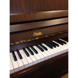Piano Droit RÖSLER Rigoletto 108 Noyer satiné by PETROF