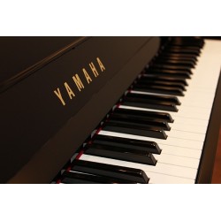 Piano Droit YAMAHA YM10 121cm Noir brillant