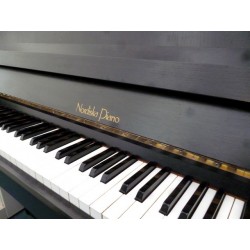 Piano droit NORDISKA, 113 Moderne, finition noir mat / Fabriqué en Suède