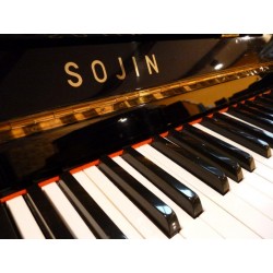 Piano droit SOJIN, modèle RS4, finition noir brillant